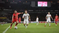 Pemain Persija Jakarta, Riko Simanjuntak mengumpan bola saat menghadapi PSS Sleman pada laga terakhir BRI Liga 1 2022/2023 di Stadion Utama Gelora Bung Karno (SUGBK), Senayan, Jakarta, Sabtu (15/04/2023). (Bola.com/Bagaskara Lazuardi)