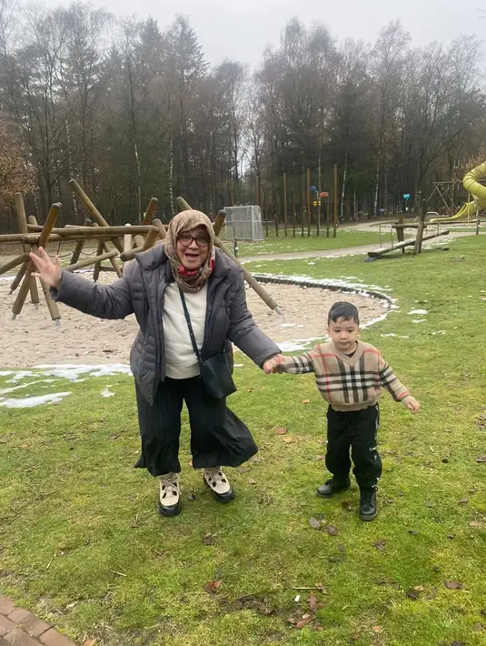 "Alhamdulillah seharian bsma cucu yg terakhir ukkasya ngelawak..maa syaa Allah tabarakallah," tulis fenny.bauty [Instagram/fenny.bauty]