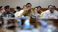 Menteri Hukum dan HAM, Yasonna Laoly (kiri) dan Menteri dalam Negeri Tjahjo Kumolo (tengah)  saat Rapat dengan Panitia Khusus Rancangan Undang-Undang (RUU) Penyelenggaraan Pemilu di Komplek Parlemen Senayan, Jakarta, Senin (13/2).(Liputan6.com/JohanTallo)