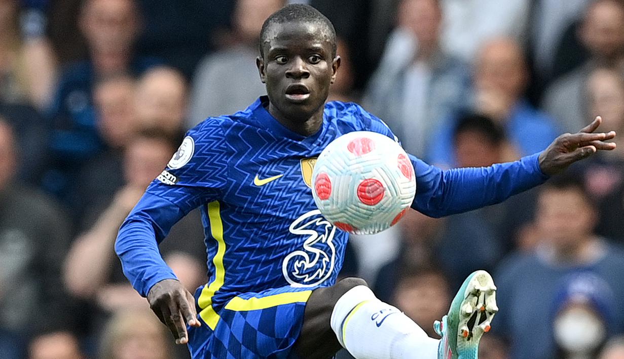 Pemain Chelsea, N'Golo Kante berusaha mengontrol bola dalam pertandingan lanjutan Liga Inggris 2021/2022 melawan West Ham United yang berlangsung di Stamford Bridge, Minggu (24/4/2022). NGolo Kante juga bakal berstatus penggangguran pada 1 Juli 2023. Gemuknya lini tengah Chelsea dengan gempuran pemain baru memungkin dirinya tidak akan diperpanjang kontraknya oleh Chelsea dan akan berstatus bebas transfer pada akhir musim ini. (AFP/Justin Tallis)