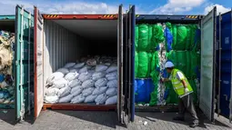 Pejabat Malaysia memeriksa kontainer berisi limbah plastik di Westports, Port Klang, sebelah barat Kuala Lumpur, Selasa (28/5/2019). Malaysia yang menjadi tempat pembuangan limbah plastik dunia mulai mengirim sampah plastik yang tidak dapat didaur ulang ke negara-negara asalnya. (Mohd RASFAN/AFP)