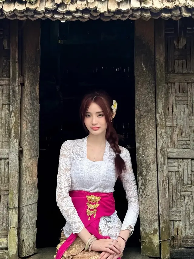 Cathez Pakai Kebaya Bali