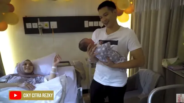 7 Momen Malam Pertama Citra Kirana dan Rezky Adhitya Asuh Anaknya