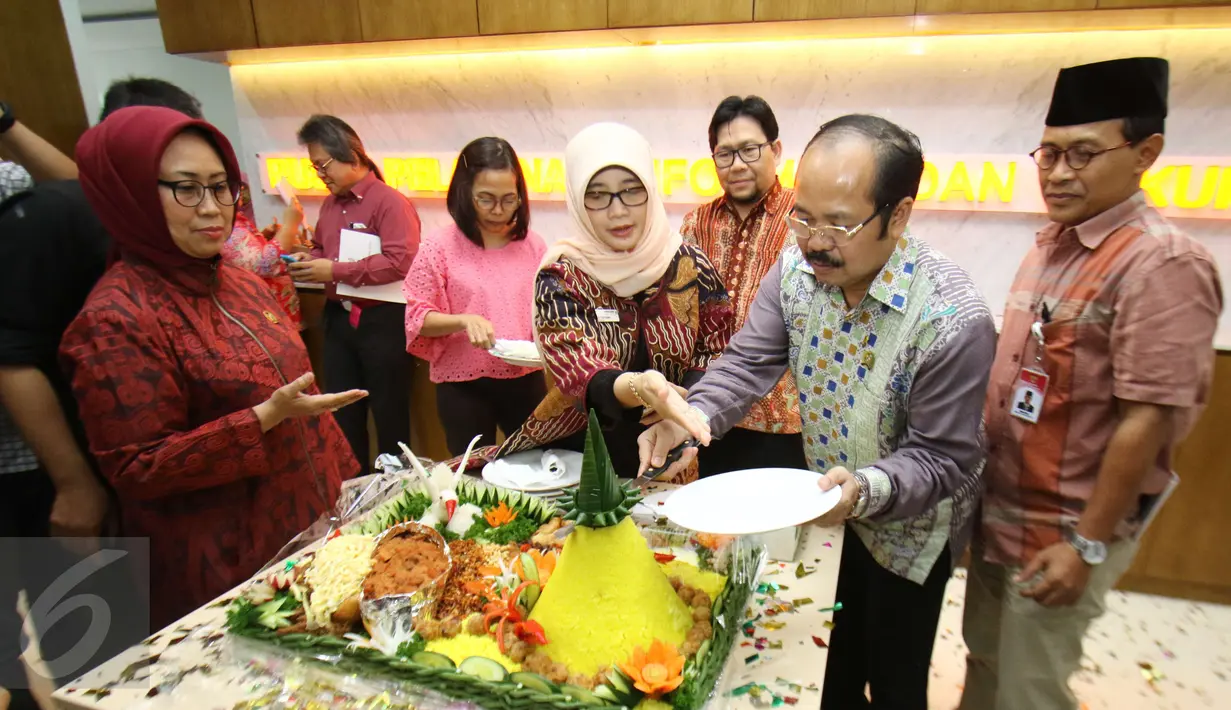 Pimpinan Ombudsman, Amzulian Rifai memotong tumpeng saat peresmian pusat pelaporan dan media center di Ombudsman, Jakarta, Rabu (8/2). (Liputan6.com/Helmi Afandi) 