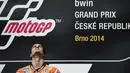 Ekspresi Dani Pedrosa saat mendengarkan lagu kebangsaan Spanyol di podium utama GP Ceko yang dihelat di Sirkuit Brno, (17/8/2014). (AFP PHOTO/Michal Cizek) 