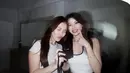 Selain video dance, foto-foto kebersamaan Ayu Ting Ting dan Regina Phoenix juga curi perhatian. Pose-pose santai dan ekspresi ceria yang ditampilkan semakin menambah daya tarik unggahan tersebut. Jadi perhatian usai unggah video dan foto bersama, netizen ungkap jika video dance tersebut kurang panjang dan menantikan kolaborasi dance lainnya dari Ayu Ting Ting dan Regina Phoenix. (Liputan6.com/IG/@ayutingting92)