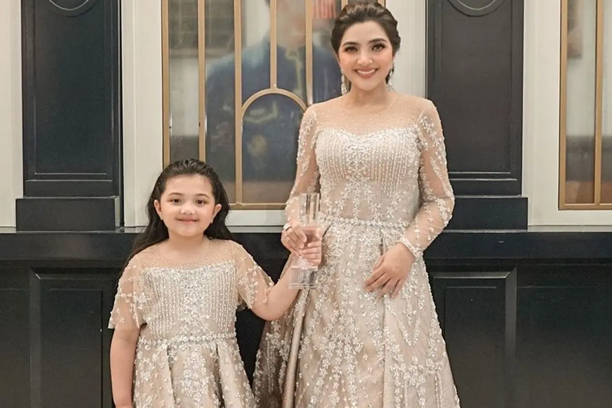Potret Ashanty dan Arsy Pakai Baju Kembar, Ibu dan Anak Selalu Kompak