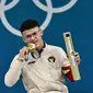 Rizki berhasil naik podium tertinggi dan membuat lagu kebangsaan Indonesia Raya berkumandang di Olimpiade Paris 2024. (Miguel MEDINA/AFP)