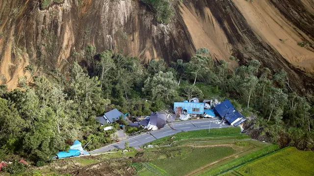 Gempa Guncang Jepang, Terjangan Tanah Longsor Timbun Rumah Warga