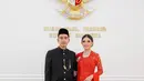 Selvi Ananda memilih mengenakan kebaya payet warna merah senada dengan selendang polos dan heelsnya. Kebaya dari Biyan ini dipadukan bawahan kain coklatnya.  [@riomotret].