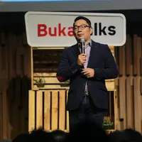 Uniknya, ia memberikan contoh yang cukup konyol. Kang Emil melarang Song Hye Kyo berebutan alis dengan Song Joong Ki. Pengantin baru ini juga ditunggu di Bandung oleh Kang Emil. (Adrian Putra/Bintang.com)