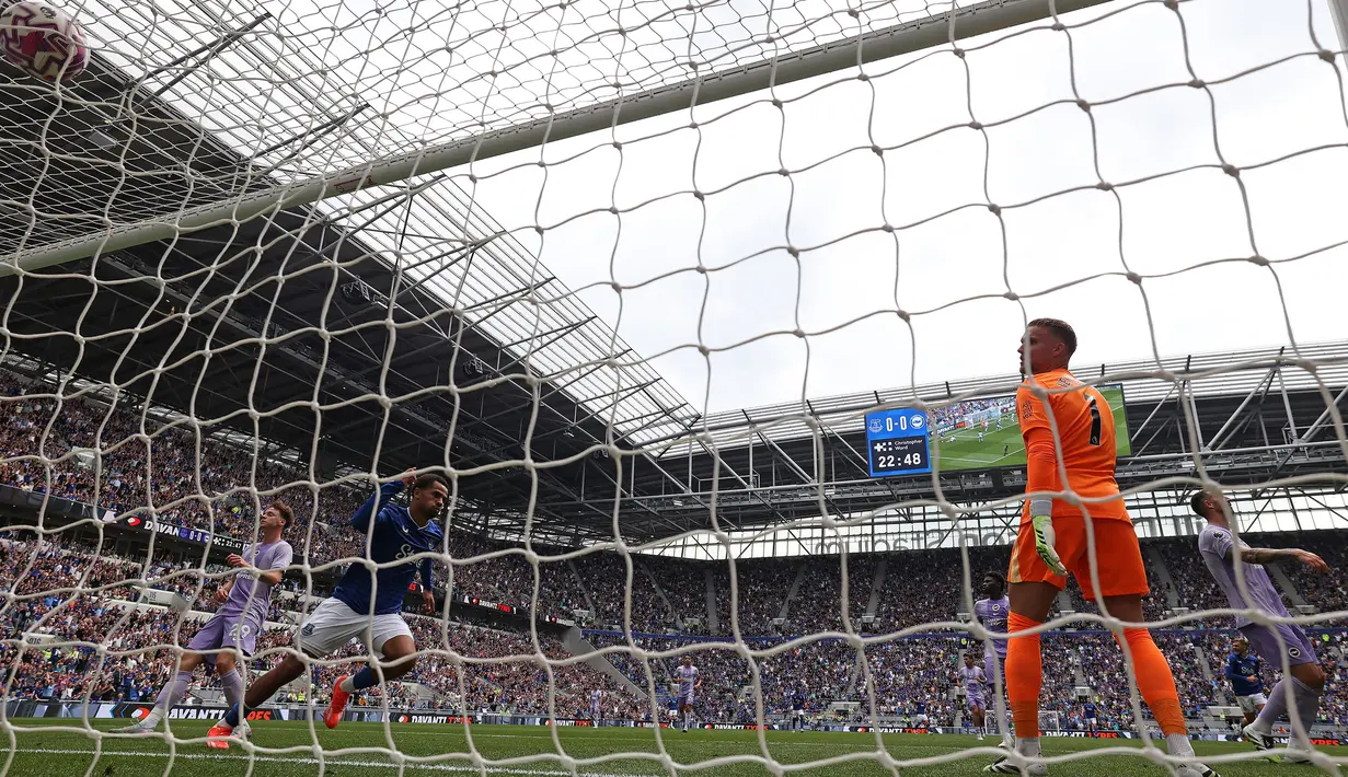 Pemain Everton, Iliman Ndiaye mencetak gol ke gawang Brighton dalam laga Liga Inggris di Hill Dickinson pada Minggu (24/08/2025) waktu setempat. (AFP/Darren Staples)