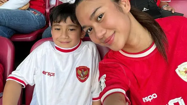 Azizah Salsha saat “Momong” Rafathar  dan Magika Putra Nia Ramadhani Menyaksikan Timnas Langsung di GBK. [@raffinagita1717]