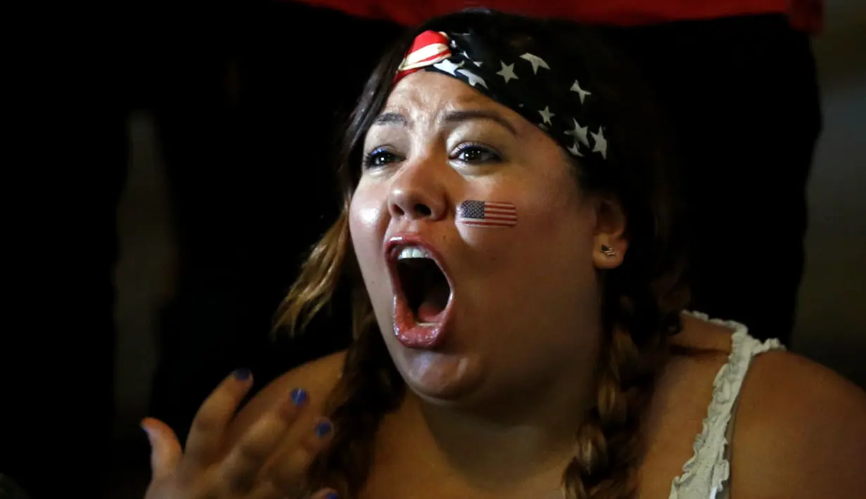 Ekspresi Carol Ruiz (31) saat menyaksikan kegagalan Timnas Amerika Serikat memenangkan laga kontra Portugal di Los Angeles, Kalifornia, (22/6/2014). (REUTERS/Lucy Nicholson)