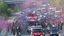 Warga antusias melihat arak-arakan para penyumbang medali Indonesia di Olimpiade Rio 2016 saat melintas menuju Istana Negara, Jakarta, Rabu (24/8). Rombongan para peraih medali ini memulai arak-arakan dari Gedung Kemenpora. (Liputan6.com/Angga Yuniar)