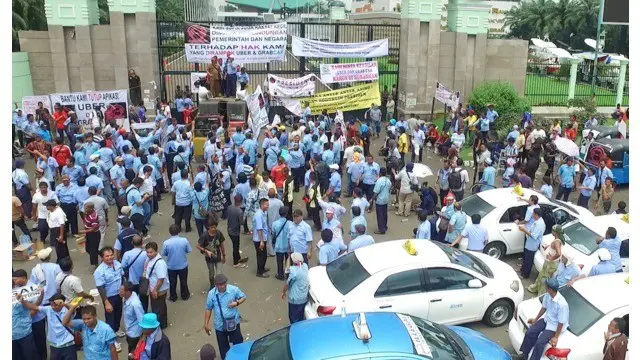 Polisi mendatangi kantor pusat taksi Blue Bird‎ di Mampang, Jakarta Selatan. Kedatangan belasan polisi ini merupakan buntut dari perusakan terhadap sejumlah taksi saat demo Paguyuban Pengemudi Angkutan Darat (PPAD).