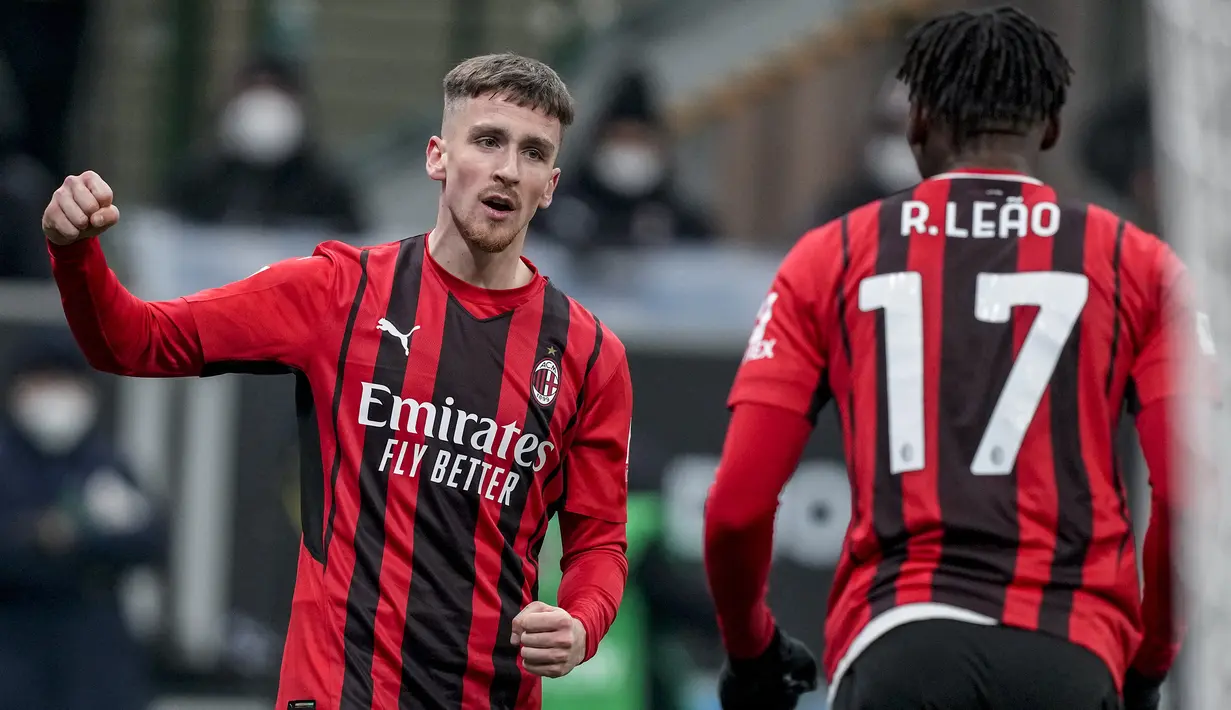 AC Milan menjauh usai mencetak gol ketiga. Gol yang dilesakkan via sepakan kaki kanan Alexis Saelemaekers usai menerima umpan Theo Hernandez membawa AC Milan Uunggul 3-1. (AP/Antonio Calanni)