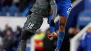 Penyerang Chelsea, Olivier Giroud berebut bola udara dengan bek Leicester City, Wes Morgan saat bertanding pada perempatfinal Piala FA di stadion King Power, Inggris (18/3). Chelsea menang 2-1 atas Leicester. (AP Photo / Frank Augstein)