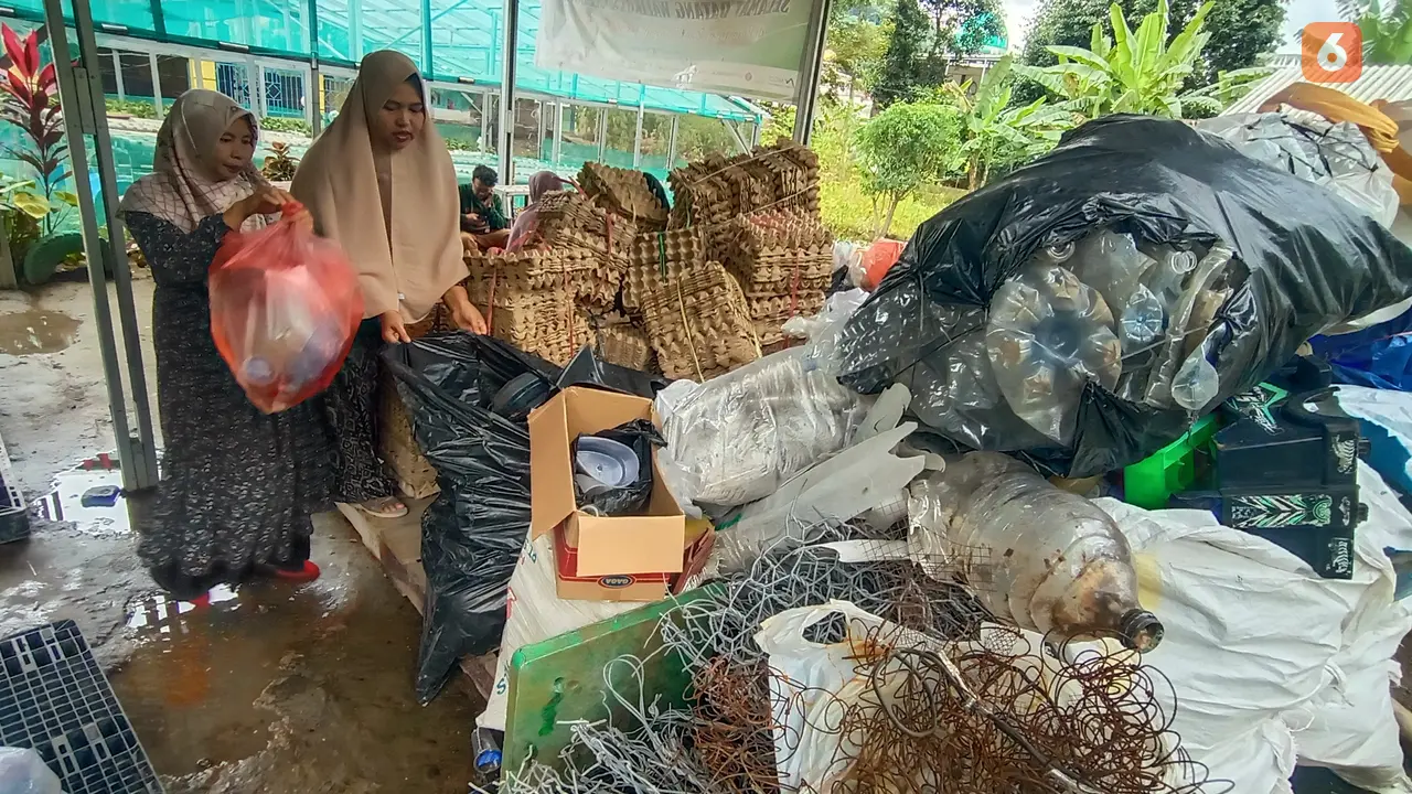 Tumpukan Sampah Yang Di Kelola Emak-emak Dari Bank Sampah Digital, Di Kota Cilegon, Banten. (Rabu, 01/03/2023). (Yandhi Deslatama/Liputan6.com).