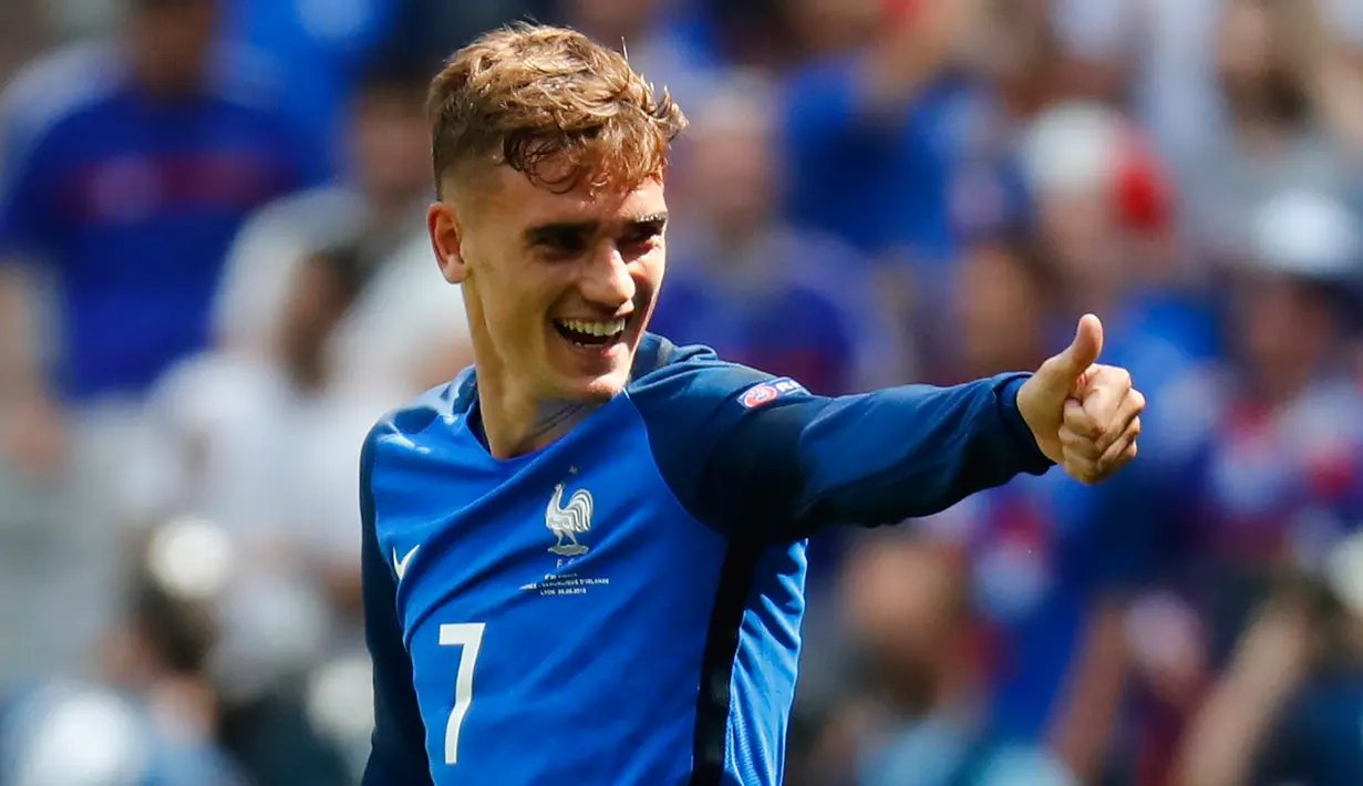 Antoine Griezmann mencetak dua gol saat laga melawan Irlandia di babak 16 besar Piala Eropa 2016, Stade de Lyon, Perancis, Minggu (26/6). Kemenangan ini membawa Perancis ke babak 8 besar. (REUTERS / Kai Pfaffenbach)