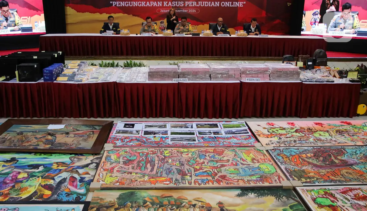 Dari kasus tersebut, penyidik Subdit Jatanras Ditreskrimum Polda Metro Jaya menyita uang tunai sekitar Rp150 miliar serta barang-barang mewah seperti jam tangan, lukisan, hingga komputer. (Liputan6.com/Herman Zakharia)