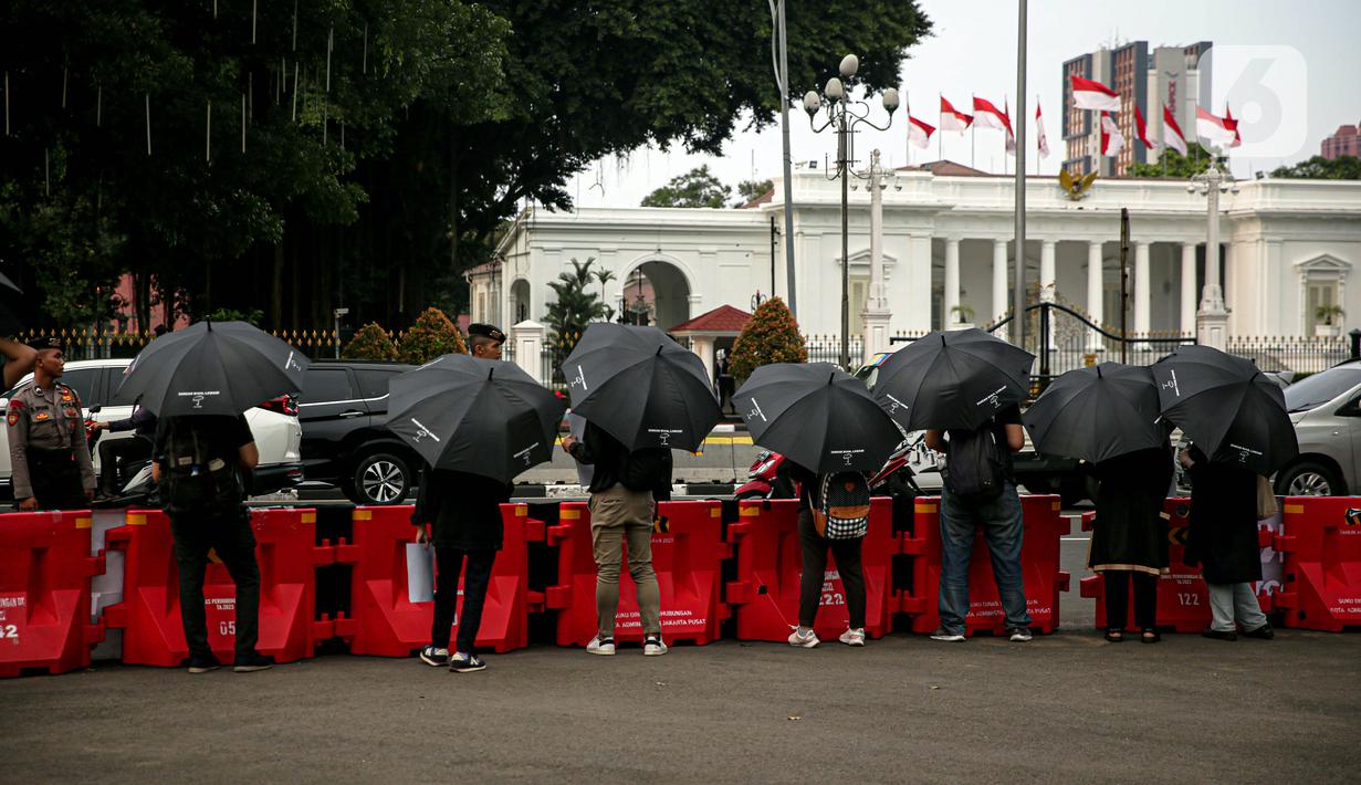 Sejumlah anggota Jaringan Solidaritas Korban untuk Keadilan (JSKK) melakukan Aksi Kamisan ke-795 di seberang Istana Merdeka, Jakarta, Kamis (16/11/2023). (Liputan6.com/Faizal Fanani)
