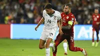 Goncalo Inacio merebut bola dengan Tigran Barseghyan di laga Armenia vs Portugal Kualifikasi Piala Dunia 2026 Grup F di Vazgen Sargsyan Stadium, 6 September 2025. (AP Photo/Hakob Berberyan)