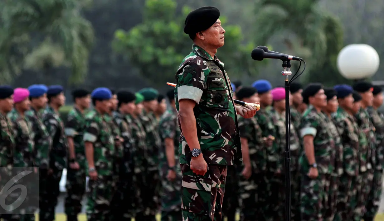 Jenderal Panglima TNI Moeldoko memimpin upacara pembaretan kepada Pimpinan Redaksi, Jakarta, Selasa (16/6/2015). Pembaretan ini sebagai bentuk penghargaan kepada media yang mempunyai peran penting dalam kehidupan sosial. (Liputan6.com/JohanTallo)