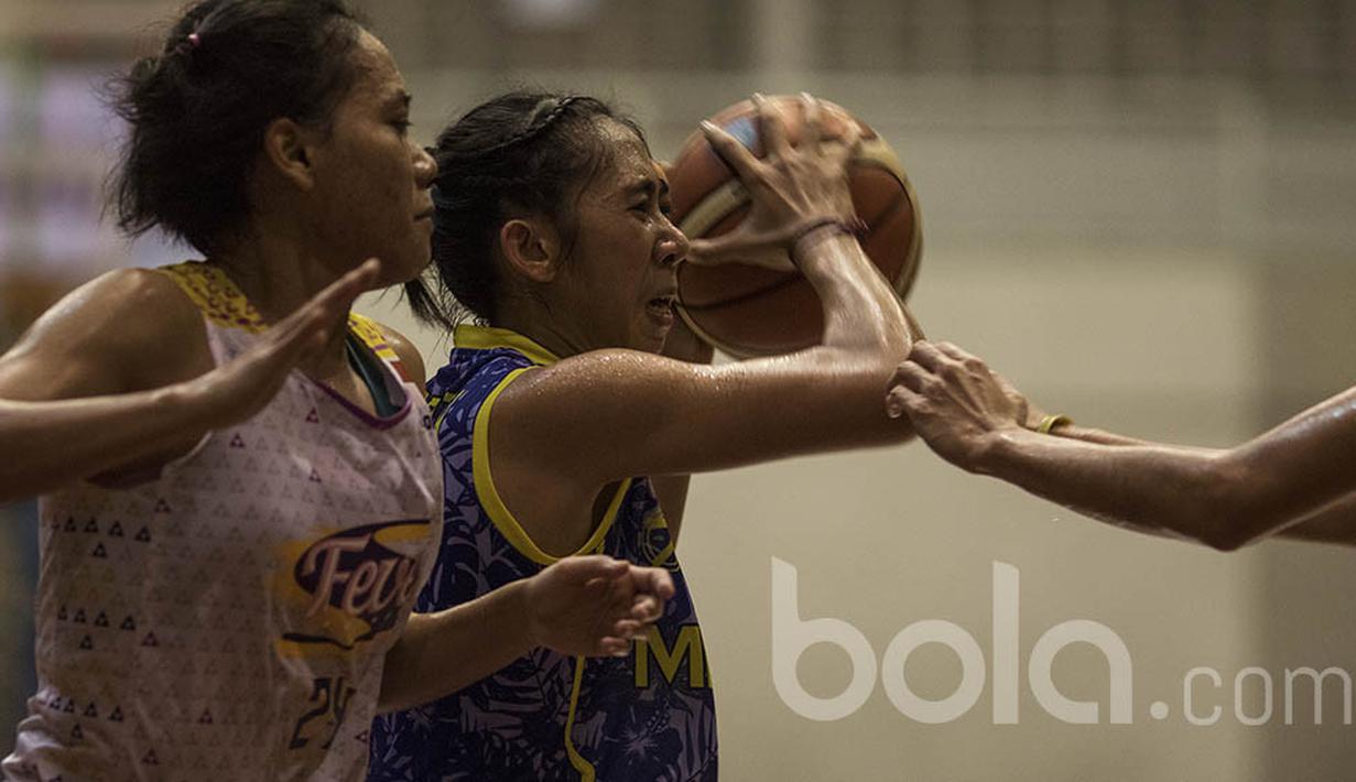 Pebasket Merpati Bali, Kadek Pratita, berusaha melewati pebasket Surabaya Fever pada laga semifinal Sahabat Cup 2017 di GOR Sahabat Semarang, Jawa Tengah, Jumat (21/4/2017). Merpati kalah 55-67 dari Fever. (Bola.com/Vitalis Yogi Trisna)