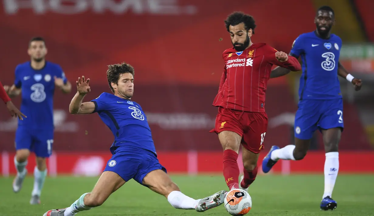 Pemain Liverpool Mohamed Salah menggiring bola saat menghadapi Chelsea pada pertandingan Liga Inggris di Anfield Stadium, Liverpool, Inggris, Rabu (22/7/2020). Liverpool mengalahkan Chelsea dengan skor 5-3. (Laurence Griffiths, Pool via AP)