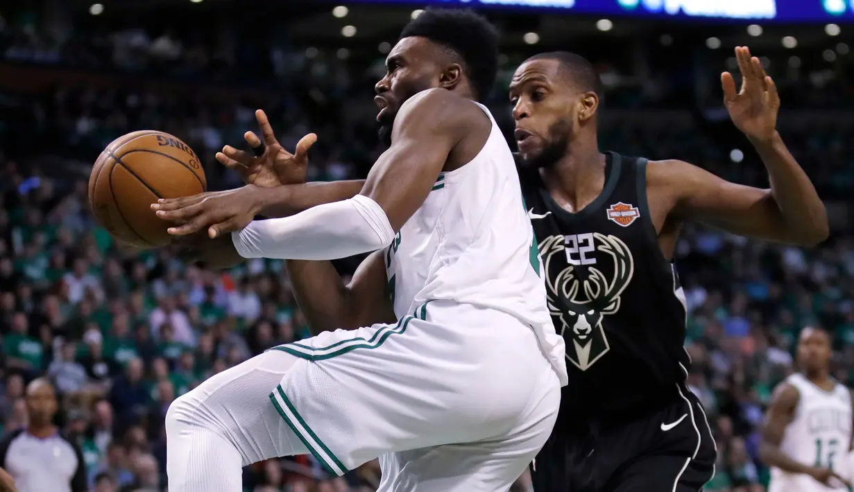 Pebasket Boston Celtics, Jaylen Brown, berebut bola dengan pebasket Milwaukee Bucks, Khris Middleton, pada gim kedua babak play off NBA di Stadion TD Garden, Rabu (18/4/2018). Celtics menang 120-106 atas Bucks. (AP/Charles Krupa)