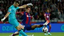 Kendati banyak peluang tercipta, tidak ada gol tercipta pada babak pertma. Skor imbang menutup babak pertama. (AP Photo/Joan Monfort)