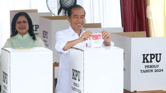 Presiden Jokowi bersama Ibu Iriana Gunakan Hak Pilihnya di TPS 10 Gambir