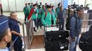 Suasana kedatangan Timnas Indonesia U-16 di Bandara Soekarno-Hatta, Cengkareng, Senin (19/6/2017). Timnas U-16 menjadi juara pada ajang Tien Phong Plastic Tournament 2017. (Bola.com/Nicklas Hanoatubun)
