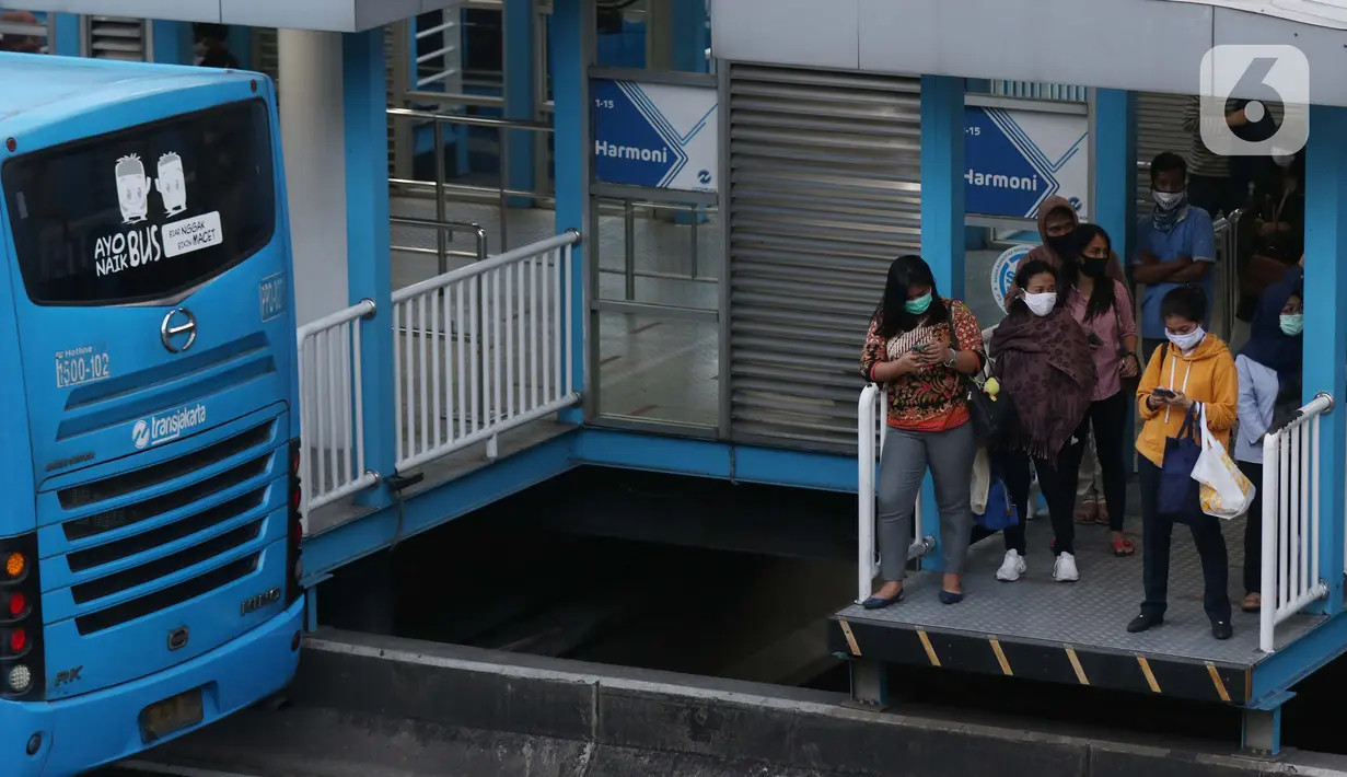 Warga menunggu bus di halte transjakarta Harmoni, Jakarta, Kamis (1/10/2020). Pemberlakuan PSBB II berdampak pada menurunya pengguna transjakarta, pada minggu kedua penerapan PSBB II, 21-27 September 2020 lalu jumlah penumpang transjakarta tercatat 1.679.837. (Liputan6.com/Helmi Fithriansyah)