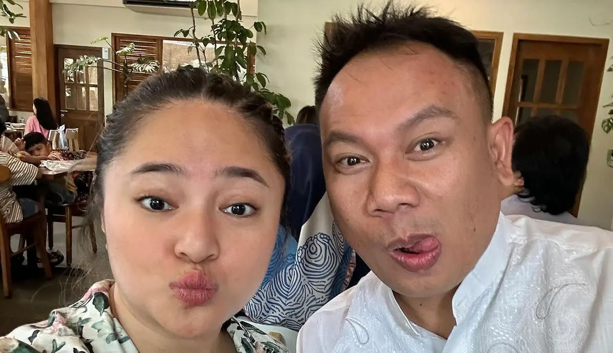 Sekedar informasi, Marshanda menjadi perbincangan warganet setelah mengunggah foto bersama Vicky Prasetyo. Foto berbagai pose tersebut diunggah pada 8 Desember lalu. Salah satu yang menarik perhatian adalah caption yang disematkan. "Belajar banyak hari ini. Ga nyangka bisa nemuin permata lagi dari kamu!!!," tulis marshanda99. [Instagram/marshanda99]