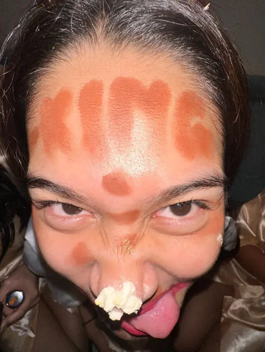 Perempuan yang biasa disapa Zize itu wajahnya jadi cemong dengan coretan-coretan makeup yang dilakukan oleh para sahabatnya. [Instagram/fuji_an]