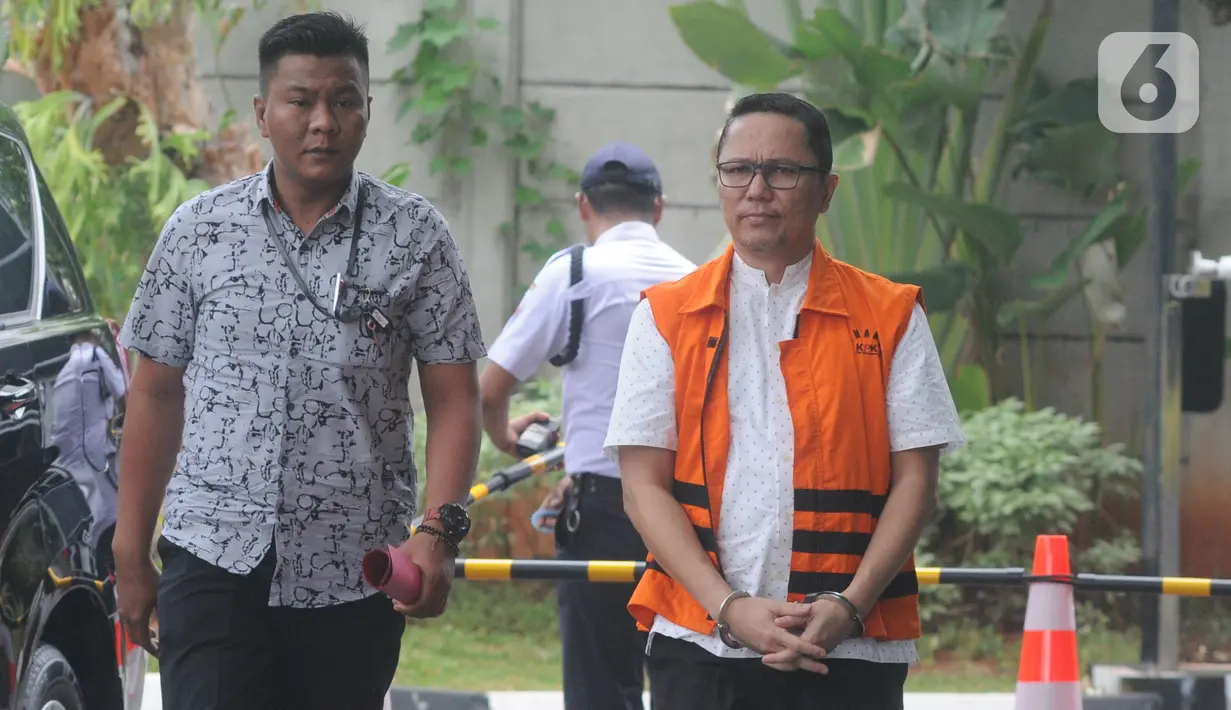 Mantan Kabid Perikanan Tangkap DKP Provinsi Kepri, Budi Hartono tiba untuk pemeriksaan di Gedung KPK, Jakarta, Selasa (29/10/2019). Budi Hartono diperiksa dalam kasus dugaan suap izin prinsip dan lokasi pemanfaatan laut serta proyek reklamasi di Kepulauan Riau. (merdeka.com/Dwi Narwoko)