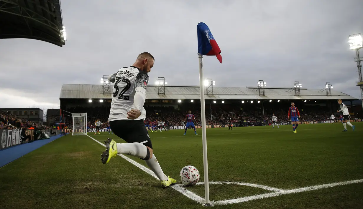 Gelandang Derby County, Wayne Rooney, bersiap menendang bola saat melawan Crystal Palace pada laga Piala FA di Stadion Selhurst Park, London, Minggu (5/1). Palace kalah 0-1 dari Derby. (AFP/Ian Kington)