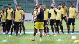 Keith Kayamba memberi porsi latihan fisik bagi tim Sriwijaya FC jelang laga Torabika SC 2016 melawan Persija Jakarta di Stadion Utama Gelora Bung Karno, Kamis (23/6/2016). (Bola.com/Nicklas Hanoatubun)