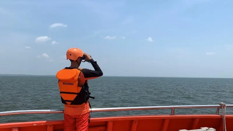 Petugas Basarnas Pekanbaru yang dikerahkan melakukan evakuasi dan penyelamatan terhadap anak buak Kapal KM Lintang Timur Samudera yang karam di Selat Malaka.