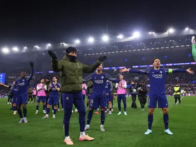 Para pemain Paris Saint-Germain melakukan selebrasi usai pertandingan leg kedua perempat final Liga Champions 2024/2025 melawan Aston Villa di Villa Park, Birmingham, Inggris, pada 15 April 2025 atau Rabu 16 April 2025 dini hari WIB. (FRANCK FIFE/AFP)