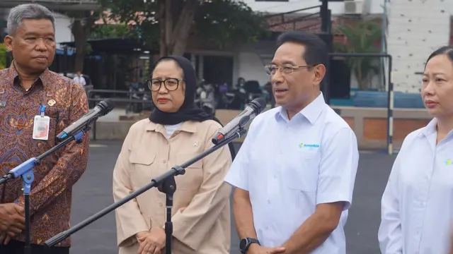Wakil Kepala Badan Gizi Nasional (BGN) Nanik S. Deyang dan Wakil Menteri Kesehatan (Wamenkes) Benjamin Paulus Oktavianus dalam konferensi pers refleksi satu tahun MBG.