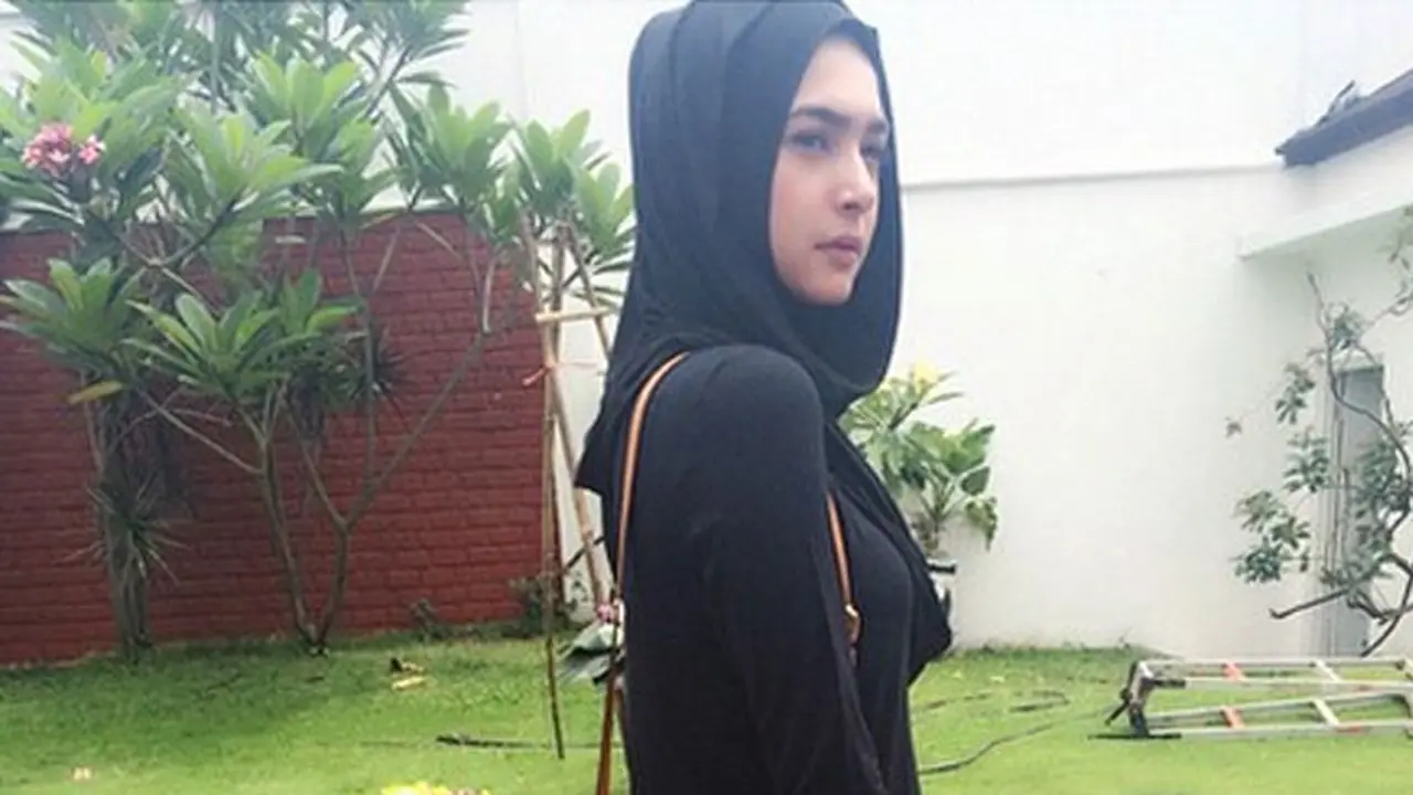 Cantiknya Nabila Syakieb Dalam Balutan Hijab