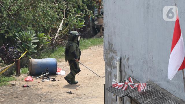 FOTO: Benda Dicurigai Bom di Bekasi