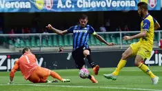 Kapten Inter Milan, Mauro Icardi (tengah) mencetak gol ke gawang Chievo Verona dalam lanjutan Serie A Italia di Stadion Marc Antonio Bentegodi, Verona, Minggu (20/9/2015). (AFP Photo/Giuseppe Cacace)