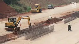 Aktivitas pekerja proyek pembangunan Tol Kunciran-Serpong di Jombang, Tangerang Selatan, Banten, Sabtu (24/11). Target pembangunan Tol Kunciran-Serpong molor akibat terkendala pembebasan lahan. (Liputan6.com/Angga Yuniar)