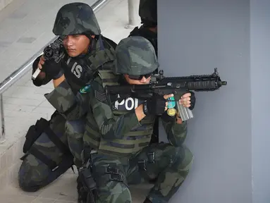 Pasukan Aksi Anti-Teroris Malaysia dan Unit Aksi Khusus ikut serta dalam sebuah latihan untuk SEA Games 2019 yang akan datang di Kuala Lumpur, Malaysia, Kamis (25/5). (AP Photo / Vincent Thian)
