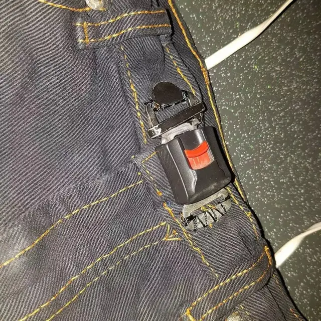 6 Potret Kancing Baju dan Celana Nyeleneh Ini Cara Pakainya Bikin Repot