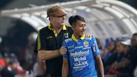 Pelatih Persib Bandung bersama Beckham Putra saat melawan Persipura Jayapura pada laga Liga 1 2019 di Stadion Si Jalak Harupat, Bandung, Sabtu (18/5). Persib menang 3-0 atas Persipura. (Bola.com/M Iqbal Ichsan)